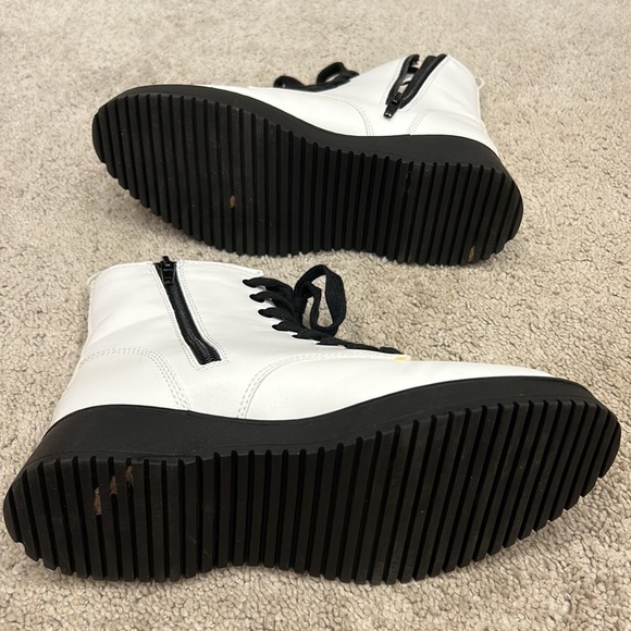 White boots - Picture 3 of 3